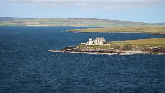 entr&eacute;e dans la baie de Kirkwall dans l'archipel des Orcades en Ecosse