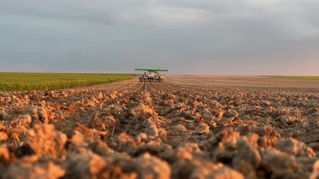 robot agricole autonome,  tracteur autonome, entrain de r&eacute;aliser des semis dans un champ, autonome en &eacute;nergie gr&acirc;ce &agrave; ses panneaux solaires