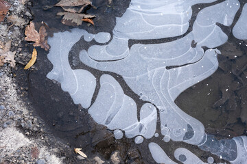 Muster auf zugefrorener Wasserfläche, Eiskristalle