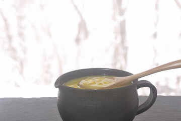 雪景色に温かいコーンスープ