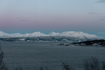 Abenddämmerung über schneebedeckten Fjorden im Norden von Norwegen, Narvik