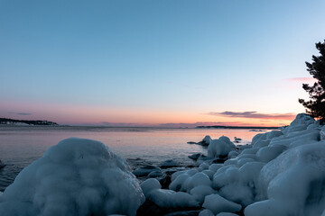 Vereiste Küste in der Ostsee bei Sonnenuntergang