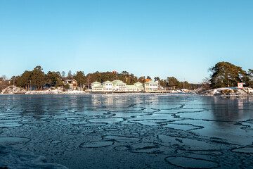 Bucht von Nynäshamn mit typisch Schwedischen Häusern