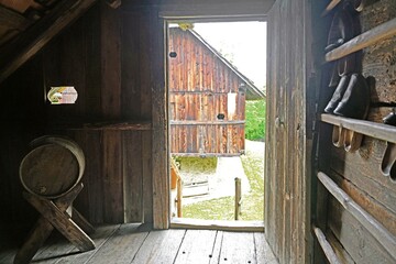 Offene Holzt&uuml;re nach au&szlig;en