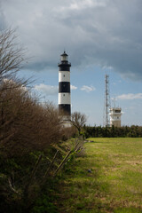 Le phare de Chassiron sur l'île d'Oléron en France avec un ciel nuageux.