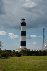 Le phare de Chassiron sur l'île d'Oléron en France avec un ciel nuageux.