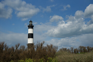 Le phare de Chassiron sur l'île d'Oléron en France avec un ciel nuageux.