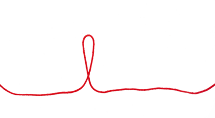 roter Wollfaden auf weißem Untergrund 