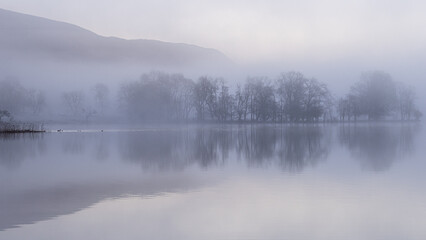 Fototapeta premium Early morning mist on Loch Ard