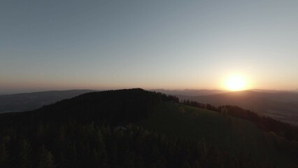 Schöner Sonnenuntergang in der Steiermark in Österreich. Aufgenommen wurde dieses Foto mittels...