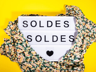 Fashion sale concept with lightbox text in Spanish on yellow