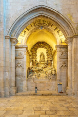altarpiece of the death of Saint Bernard, polychrome terracotta. Interior of the Batalha-Portugal monastery - obrazy, fototapety, plakaty