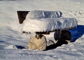 Bank im Schnee