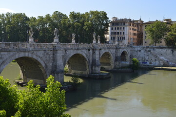 Obraz premium Ponte sobre canal na Italia