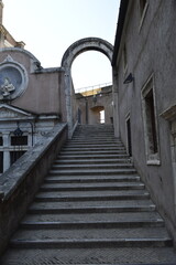 Fototapeta na wymiar Escadaria em meio a local histórico