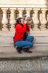 Fototapeta na wymiar photographe en shooting sur une balustrade de pierre