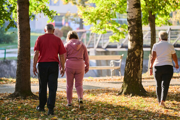 Obraz premium A group of senior friends takes a well-deserved break in nature, fostering not only fitness but also camaraderie and a shared commitment to maintaining a healthy and active lifestyle in their golden