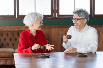 笑顔で話すシニアカップル