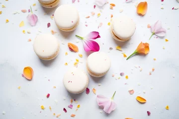 Raamstickers macarons with flower petals, marble surface © primopiano
