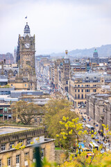 Obraz premium A Bustling Day on Edinburgh’s Historic Prince Street