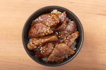 焼肉丼　（国産黒毛和牛　トモサンカク）