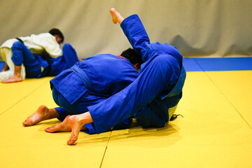 jovenes practicando judo