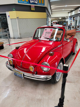 Classic Red Volkswagen Beetle Shines at Guadalajara Mall Exhibition