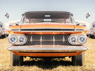 Front view of a old american car. © WeźTylkoSpójrz