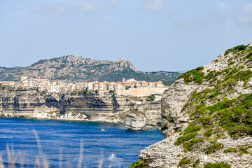 Bonifacio, Kalkfelsen, Insel, Korsika, Mittelmeer, Küste, Festung, Zitadelle, Altstadt, Kirche, Wanderweg, Grotten, Bootsausflug, Pertusato, Aussichtspunkt, Sommer, Frankreich