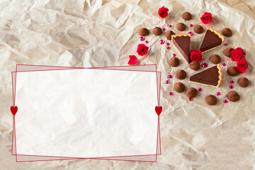 バレンタイン・フレーム　深紅のバラとピンクのストーンと自家製チョコレート・タルトとチョコレート菓子（しわくちゃのクラフト紙の背景）