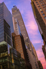 Fototapeta na wymiar ニューヨーク・ビルの見上げの夕景。