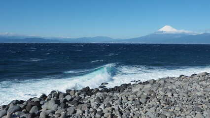 西伊豆・戸田の御浜岬から荒波の駿河湾と富士山・南アルプスの山並み
