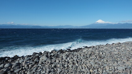 西伊豆・戸田の御浜岬から荒波の駿河湾と富士山・南アルプスの山並み