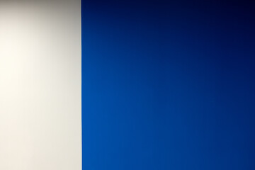 Obraz premium Dark blue background with a white stripe on the left
