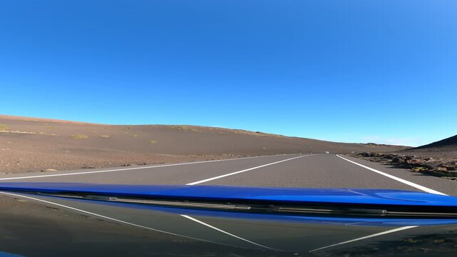 viaggio su lunga strada desertica in mezzo alla lava