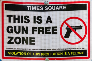 Panneau indiquant une zone où les armes à feu sont interdites