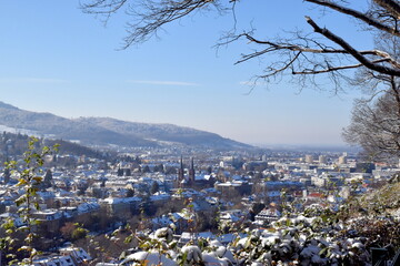 Freiburg-Wiehre unter einer Schneedecke