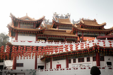 Fototapeta premium Thean Hou Temple façade, and red lanterns hanging