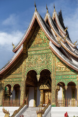 Obraz premium Iconic Laotian Haw Pha Bang temple during golden hour