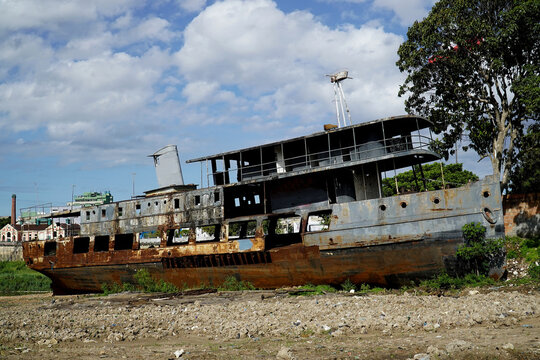 The old Amazon steamer Benjamin, built in 1905, has been driving up and down the Amazon, later it was the main subject in the film Fitzcarraldo, today it is rusty and abandoned. Manaus, Brasil.
