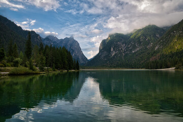 Fototapeta na wymiar Blick über einen See in Südtirol mit Bergpanorama im Hintergrund