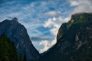 Obraz premium Blick auf zwei massive Felswände, die einen Taleinschnitt bilden, am frühen Morgen