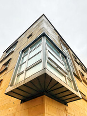 Fototapeta na wymiar Modern building in the West End of Glasgow, Scotland