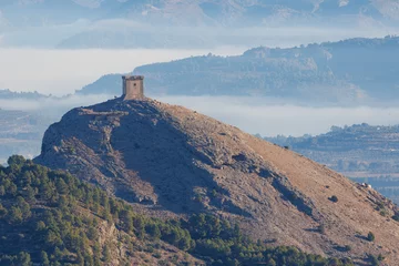 Photo sur Plexiglas Cerro Torre Valle de Cocentaina con niebla en la cuenca del río Serpis y torre de vigilancia medieval, España