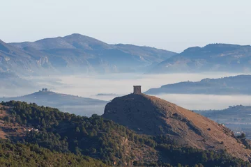 Crédence de cuisine en verre imprimé Cerro Torre Valle de Cocentaina con niebla en la cuenca del río Serpis y torre de vigilancia medieval, España