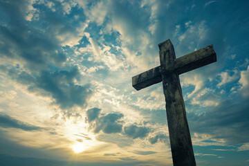 Das Heilige Kreuz, Symbol für den Tod und die Auferstehung Jesu Christi, mit Licht und Wolken im Hintergrund, Ostern - obrazy, fototapety, plakaty