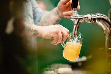 Frisches Bier wird in Bar gezapft - obrazy, fototapety, plakaty