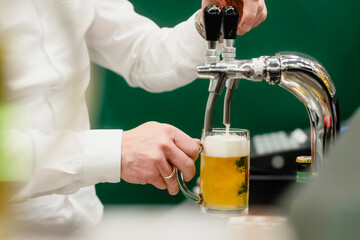 Frisches Bier wird in Bar gezapft