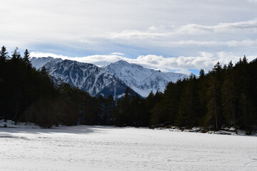 Schöne Winterlandschaft am Möserner See in Tirol