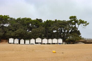 Strandkabinen am Strand der Insel Noirmoutier, Frankreich